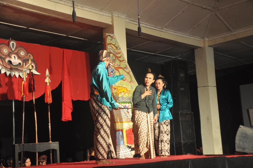 Mahasiswa bersemangat di gelanggang mahasiswa
